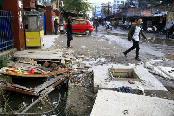 Rác xuất hiện ở mọi nơi trong nội đô Hà Nội