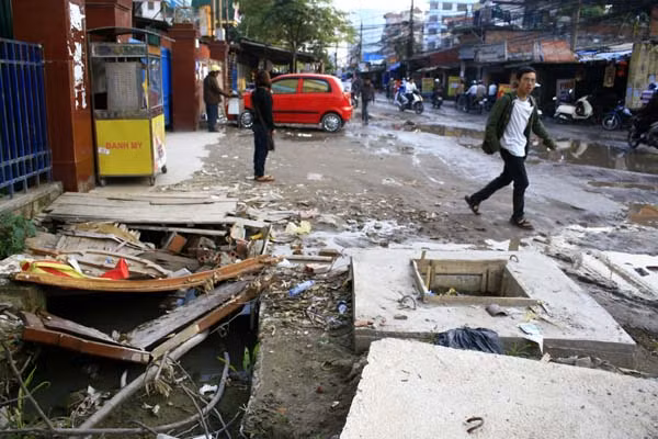 Rác xuất hiện ở mọi nơi trong nội đô Hà Nội