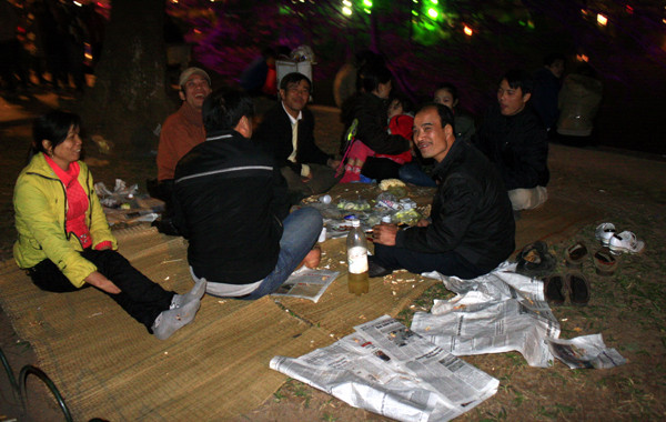 Nhậu bù khú bên Hồ Gươm trong đêm Noel trên các bãi cỏ được nhiều người ưa thích