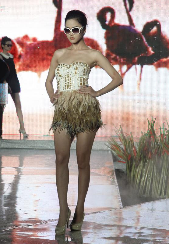 Phan Thị Lý trong trang phục của nhóm F8, nhóm các nhà thiết kế (NTK) đang rất "nổi" hiện nay bao gồm 8 NTK trẻ.