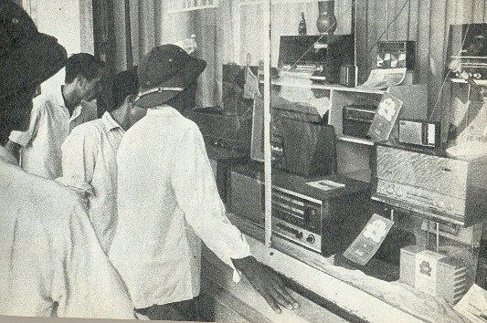 Cửa hàng bách hóa chợ Đồng Xuân những ngày gần Tết - Ảnh: Sưu tầm