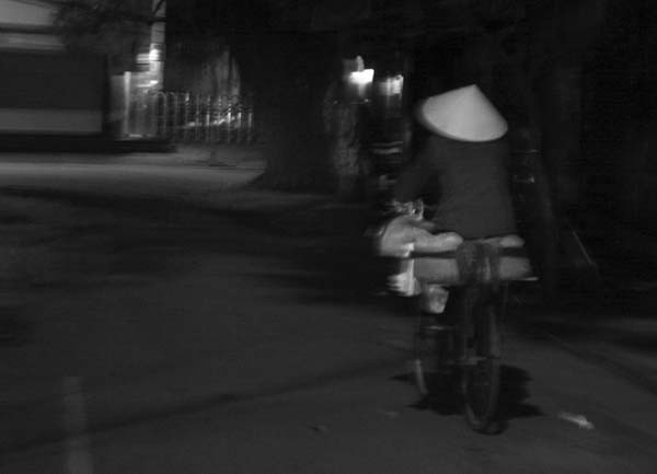 Tiếng rao đêm ngần ngại giữa không gian thăm thẳm của phố cổ Tiếng rao đêm ngần ngại giữa không gian thăm thẳm của phố cổ