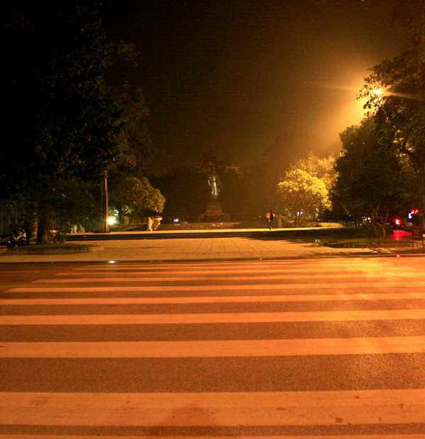 Vườn hoa Lý Thái Tổ nhìn thẳng ra Hồ Gươm vắng lặng Vườn hoa Lý Thái Tổ nhìn thẳng ra Hồ Gươm vắng lặng