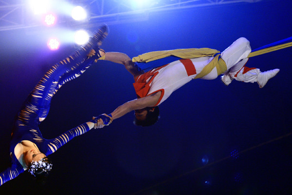 Màn nhào lộn ấn tượng và nguy hiểm này nhận được sự cổ vũ nhiệt tình của khán giả Màn nhào lộn ấn tượng và nguy hiểm này nhận được sự cổ vũ nhiệt tình của khán giả