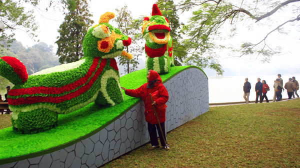 Tuy nhiên, bảo vệ khu phố Hoa ngay từ bây giờ đã phải căng mình trước nhiều người dân có tính tò mò muốn sờ vào các mô hình được kết bằng hoa Tuy nhiên, bảo vệ khu phố Hoa ngay từ bây giờ đã phải căng mình trước nhiều người dân có tính tò mò muốn sờ vào các mô hình được kết bằng hoa