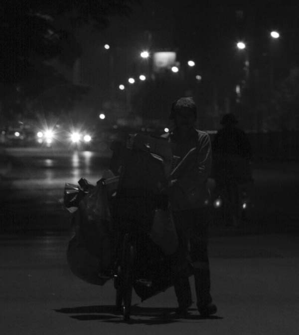 Người phụ nữ này đã có một đêm "khấm khá" với nhiều đổ lỉnh kỉnh nhặt được từ nhiều bãi rác Người phụ nữ này đã có một đêm "khấm khá" với nhiều đổ lỉnh kỉnh nhặt được từ nhiều bãi rác