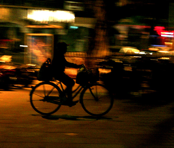 Đó đây chỉ còn những bóng người lẻ loi đi dưới ngọn đèn đường vàng leo lét Đó đây chỉ còn những bóng người lẻ loi đi dưới ngọn đèn đường vàng leo lét