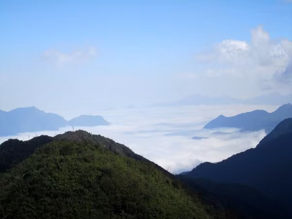 Gió mây như hoà quyện với rừng cây, có lúc xoè tay tưởng như có thể nắm được mây.