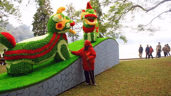 Tuy nhiên, bảo vệ khu phố Hoa ngay từ bây giờ đã phải căng mình trước nhiều người dân có tính tò mò muốn sờ vào các mô hình được kết bằng hoa