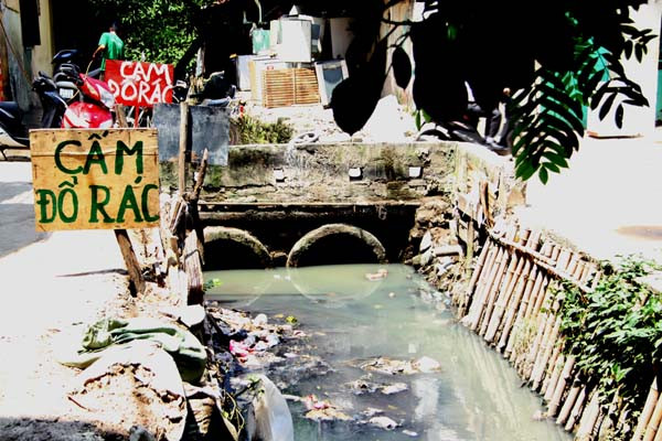 Mặc dù ở Hà Nội có quy định mới về việc xử phạt người dân có hành vi vứt rác thải bừa bãi, theo đó hành vi vứt rác thải sinh hoạt không đúng nơi quy định sẽ bị phạt từ 100.000-300.000 đồng; đổ chất thải rắn trên đường phố sẽ bị phạt đến 15 triệu đồng nhưng chỉ là muối bỏ bể.