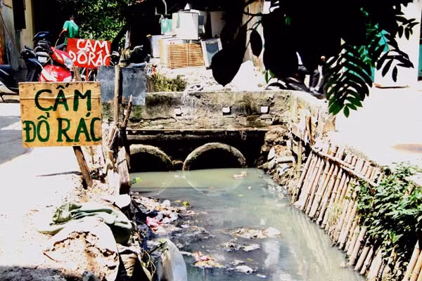 Mặc dù ở Hà Nội có quy định mới về việc xử phạt người dân có hành vi vứt rác thải bừa bãi, theo đó hành vi vứt rác thải sinh hoạt không đúng nơi quy định sẽ bị phạt từ 100.000-300.000 đồng; đổ chất thải rắn trên đường phố sẽ bị phạt đến 15 triệu đồng nhưng chỉ là muối bỏ bể.