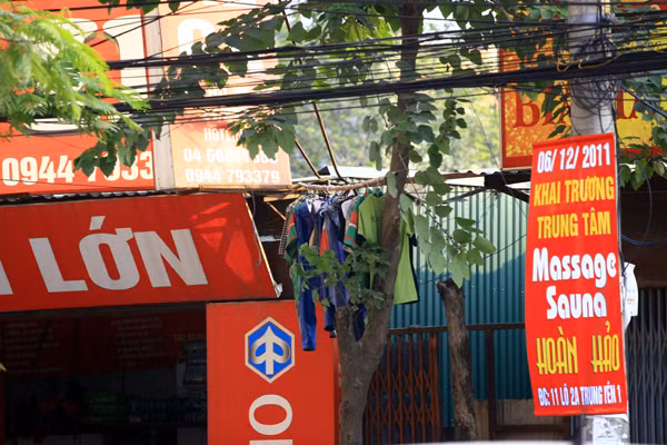 Phơi quần áo ở cây quả là... "hoàn hảo" với nhiều hộ dân Hà Nội Phơi quần áo ở cây quả là... "hoàn hảo" với nhiều hộ dân Hà Nội