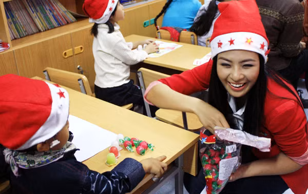 Chia quà cho các em nhỏ Chia quà cho các em nhỏ