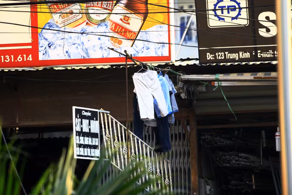 Bên cạnh những quán sang trọng là những dây phơi quần áo rất mất mỹ quan Bên cạnh những quán sang trọng là những dây phơi quần áo rất mất mỹ quan