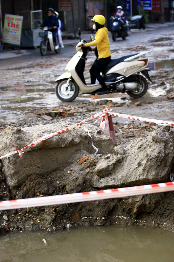 Những hố cát đang làm dang dở khiến con đường càng thêm bẩn thỉu, chật hẹp Những hố cát đang làm dang dở khiến con đường càng thêm bẩn thỉu, chật hẹp