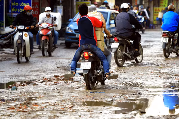 Người dân đi lại rất khó khăn vì các ổ trâu, ổ "khủng long"