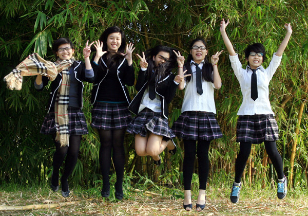 Nếu như trang phục của các bạn nam là vest lịch lãm thì trang phục của các bạn nữ sinh trường phổ thông Newton lại là vest và váy ngắn kết hợp quần tất rất nổi bật Nếu như trang phục của các bạn nam là vest lịch lãm thì trang phục của các bạn nữ sinh trường phổ thông Newton lại là vest và váy ngắn kết hợp quần tất rất nổi bật