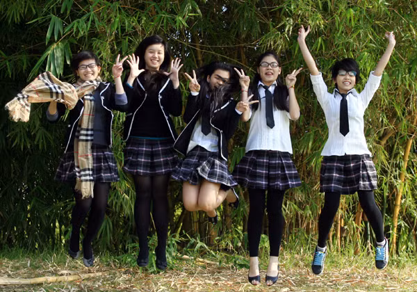 Nếu như trang phục của các bạn nam là vest lịch lãm thì trang phục của các bạn nữ sinh trường phổ thông Newton lại là vest và váy ngắn kết hợp quần tất rất nổi bật Nếu như trang phục của các bạn nam là vest lịch lãm thì trang phục của các bạn nữ sinh trường phổ thông Newton lại là vest và váy ngắn kết hợp quần tất rất nổi bật