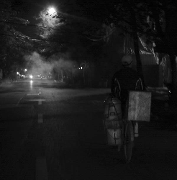 Phố xá vắng tanh, chỉ còn đó đây là những tiếng hàng rong và tiếng tí tách của mưa Phố xá vắng tanh, chỉ còn đó đây là những tiếng hàng rong và tiếng tí tách của mưa