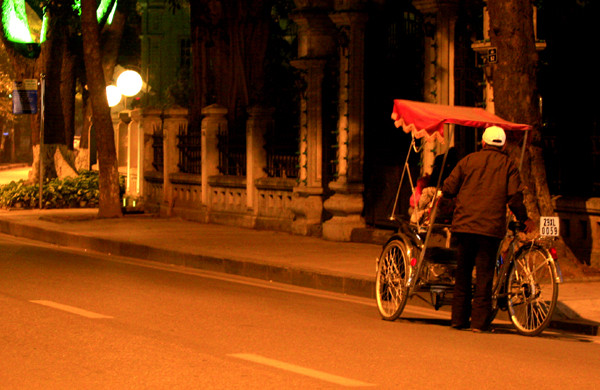 Một bác xích lô cố làm cuốc cuối cùng trong đêm Một bác xích lô cố làm cuốc cuối cùng trong đêm
