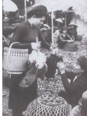 Đi mua gà làm mâm cỗ giao thừa - Ảnh: Sưu tầm