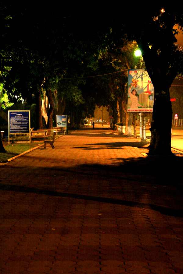 Những con đường đi bộ ven hồ trải dài thênh thang Những con đường đi bộ ven hồ trải dài thênh thang