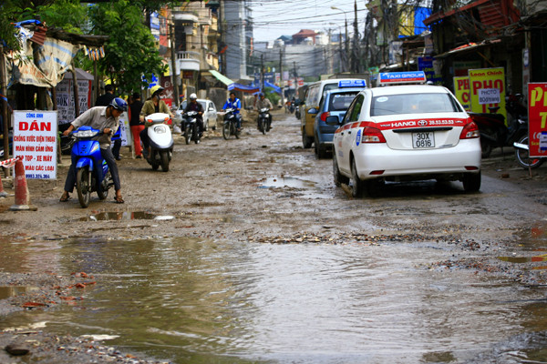 Được biết, phố Trung Kính được nâng cấp từ năm 2008, nhưng đến nay vẫn còn dở dang. Được biết, phố Trung Kính được nâng cấp từ năm 2008, nhưng đến nay vẫn còn dở dang.