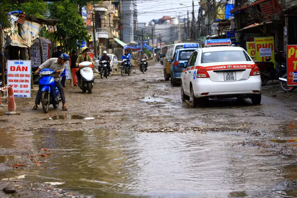 Được biết, phố Trung Kính được nâng cấp từ năm 2008, nhưng đến nay vẫn còn dở dang.