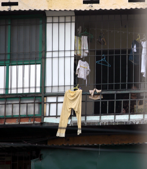 Phát khiếp với đủ loại quần áo được "trưng" ra phố Phát khiếp với đủ loại quần áo được "trưng" ra phố