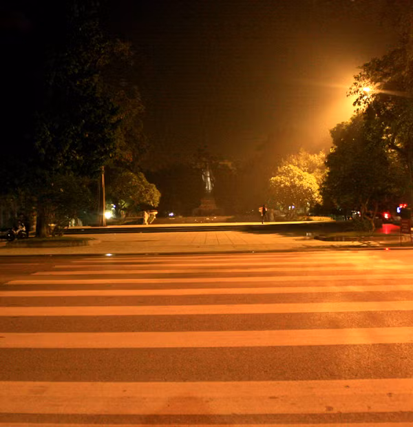 Vườn hoa Lý Thái Tổ nhìn thẳng ra Hồ Gươm vắng lặng