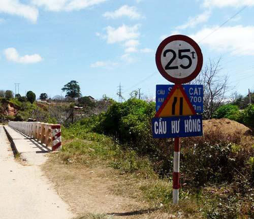 Bao giờ cầu mới "hoàn lương" được đây??? - Ảnh: Sưu tầm Bao giờ cầu mới "hoàn lương" được đây??? - Ảnh: Sưu tầm