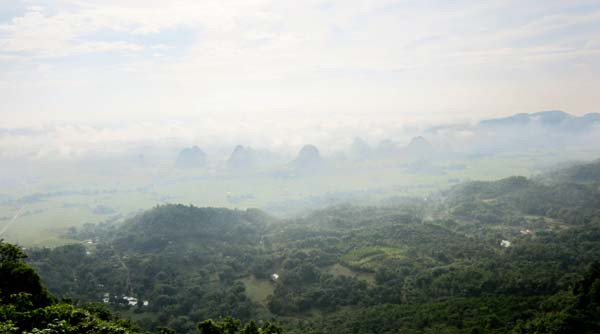 Đỉnh cao nhất của Thung mây cao trên 1.600 m so với mặt nước biển, được ví như nóc nhà của vùng đất Mường Bi - một trong 4 Mường lớn nhất của tỉnh Hòa Bình.