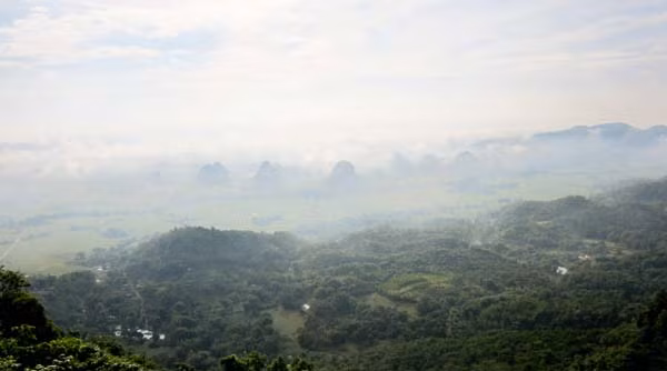 Đỉnh cao nhất của Thung mây cao trên 1.600 m so với mặt nước biển, được ví như nóc nhà của vùng đất Mường Bi - một trong 4 Mường lớn nhất của tỉnh Hòa Bình.