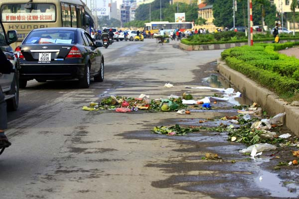 Rác được quẳng ra giữa đường chẳng sợ ai