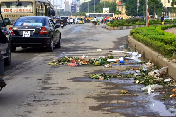 Rác được quẳng ra giữa đường chẳng sợ ai