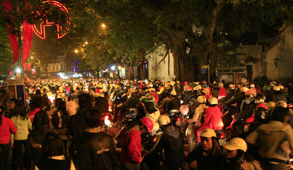 Ngay từ sớm, Hồ Gươm đã lèn chặt người và người