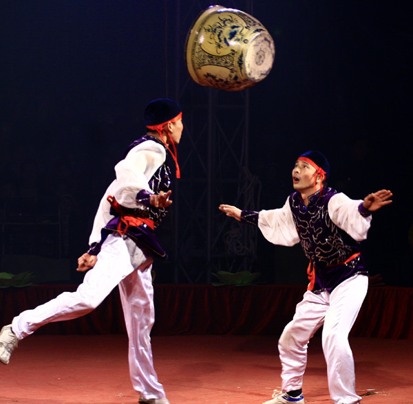 thậm chí... "đánh đầu" chậu hoa cho nhau như đánh đầu trái bóng. thậm chí... "đánh đầu" chậu hoa cho nhau như đánh đầu trái bóng.