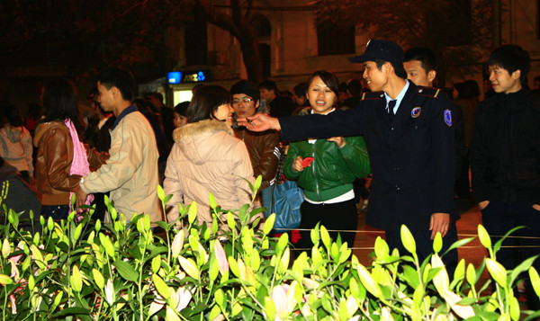 Nhiều trường hợp bảo vệ phải thẳng tay đuổi ra ngoài Nhiều trường hợp bảo vệ phải thẳng tay đuổi ra ngoài