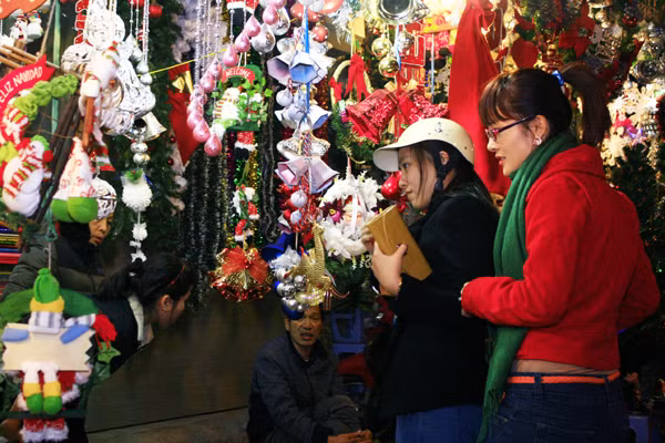 Màu đỏ của những bộ đồ Noel, tất, mũ Noel, các hình ông già Tuyết, quả cầu, quả châu trang trí hay màu xanh, màu bạc của những cây thông Noel, quả chuông, dây kim tuyến…là những sắc màu của những con phố quà tặng nổi tiếng Hà Nội những ngày này.