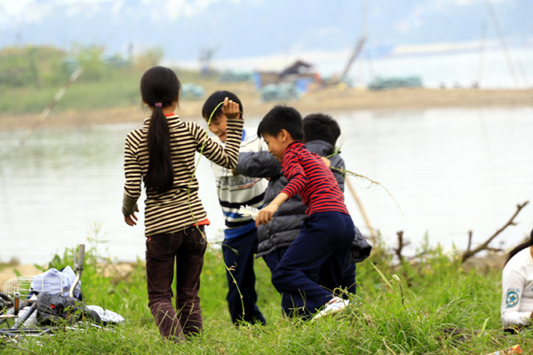 Bãi cỏ bẩn thỉu ở bãi giữa là "điểm hẹn" quen thuộc của trẻ em ven sông Hồng Bãi cỏ bẩn thỉu ở bãi giữa là "điểm hẹn" quen thuộc của trẻ em ven sông Hồng