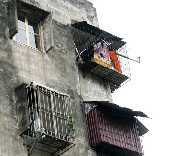 "Chuồng chim" nhoi mình khỏi nhà chung cư cữ nhìn như đang được gá tạm