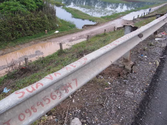 Thay vào đó, những tên "đinh tặc'" dùng dải phân cách làm nơi lưu lại số điện thoại 'cấp cứu" cho các nạn nhân của chúng