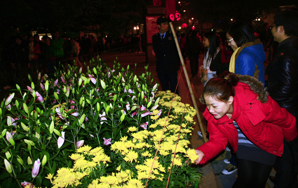 Tranh thủ sờ hoa mỗi khi bảo vệ... mất cảnh giác Tranh thủ sờ hoa mỗi khi bảo vệ... mất cảnh giác