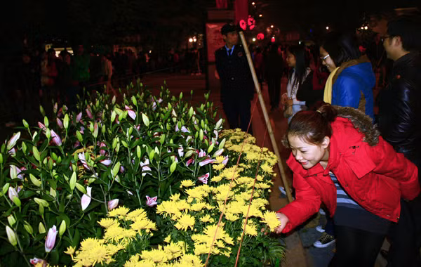 Tranh thủ sờ hoa mỗi khi bảo vệ... mất cảnh giác