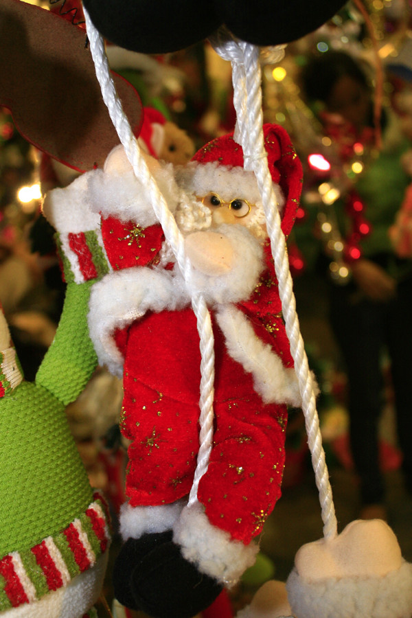 Ông già tuyết, trang phục Noel, quà tặng và đồ trang trí bày bán khắp tuyến phố đã thu hút rất đông người mua. Ông già tuyết, trang phục Noel, quà tặng và đồ trang trí bày bán khắp tuyến phố đã thu hút rất đông người mua.