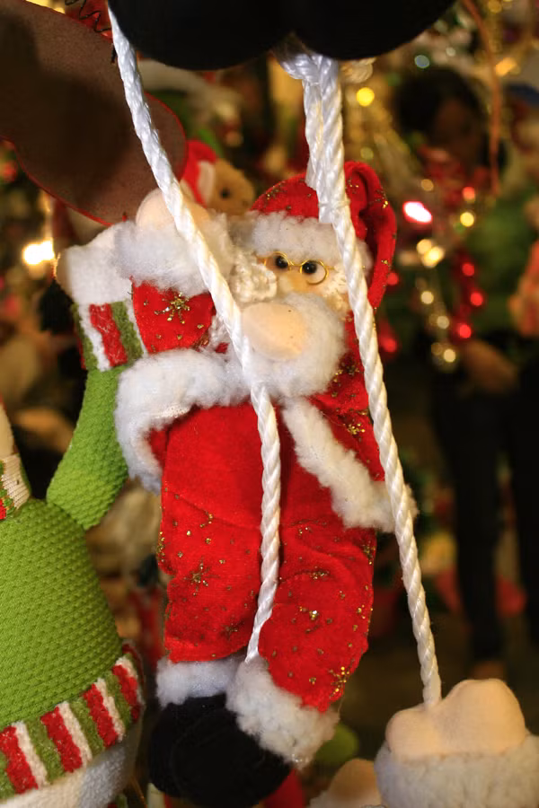 Ông già tuyết, trang phục Noel, quà tặng và đồ trang trí bày bán khắp tuyến phố đã thu hút rất đông người mua.