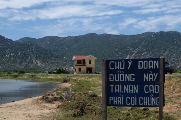 Không hiểu nổi tấm biến chỉ dẫn này - Ảnh: Sưu tầm