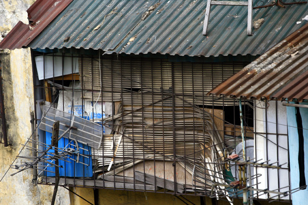 Nhiều "chuồng cọp" oằn lưng chứa đồ trên cao