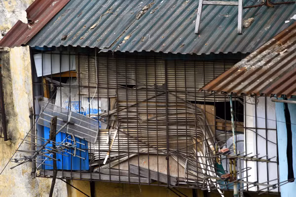Nhiều "chuồng cọp" oằn lưng chứa đồ trên cao