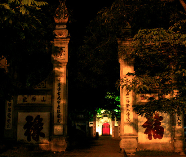 Đền Ngọc Sơn uy nghi vắng vẻ Đền Ngọc Sơn uy nghi vắng vẻ